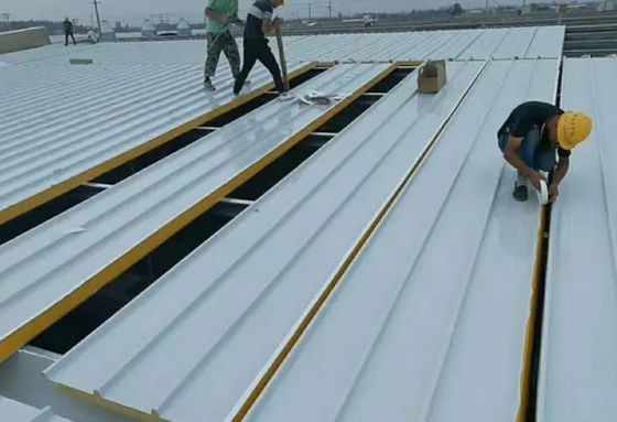 50-200mm PU Glass Wool Sandwich Roof Panel Waterproof With Customizable Weight