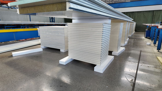 Various Lengths PU Sandwich Wall Panel Anti-Corrosion Heat Insulation